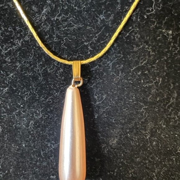 Faux Pearl Pink Teardrop Pendant Hanging from an 18" 80's Gold Chain, Classic - Picture 2 of 7
